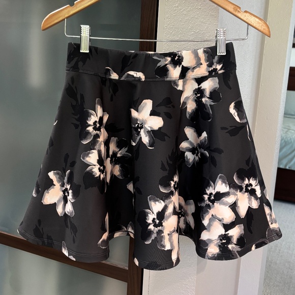 Hollister Scuba Skater Skirt - Gray Floral Size S - Picture 2 of 8